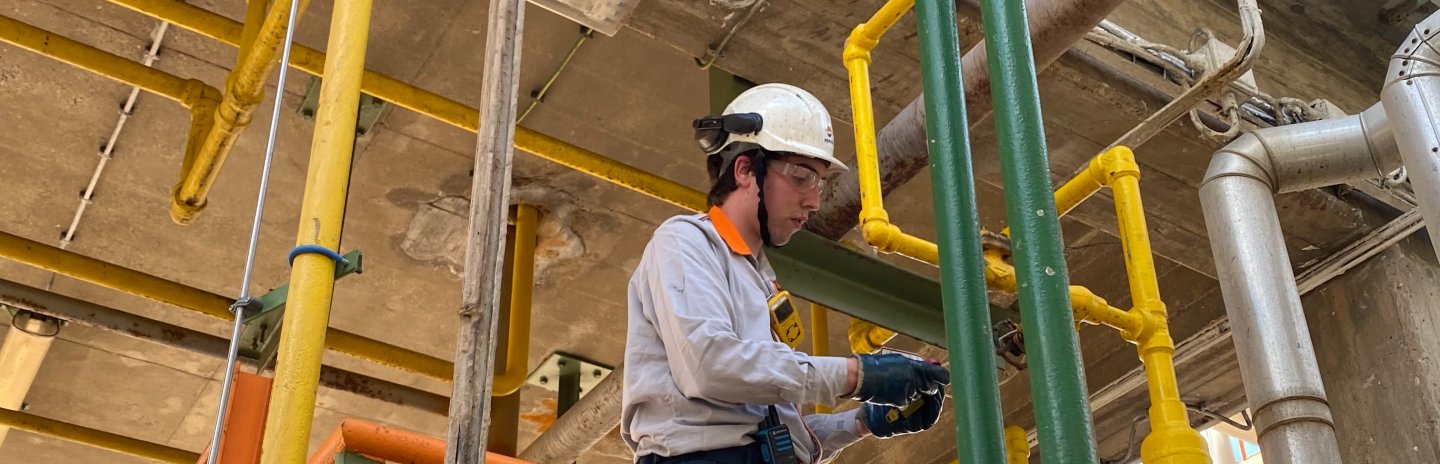 Empleado de la refinería trabajando