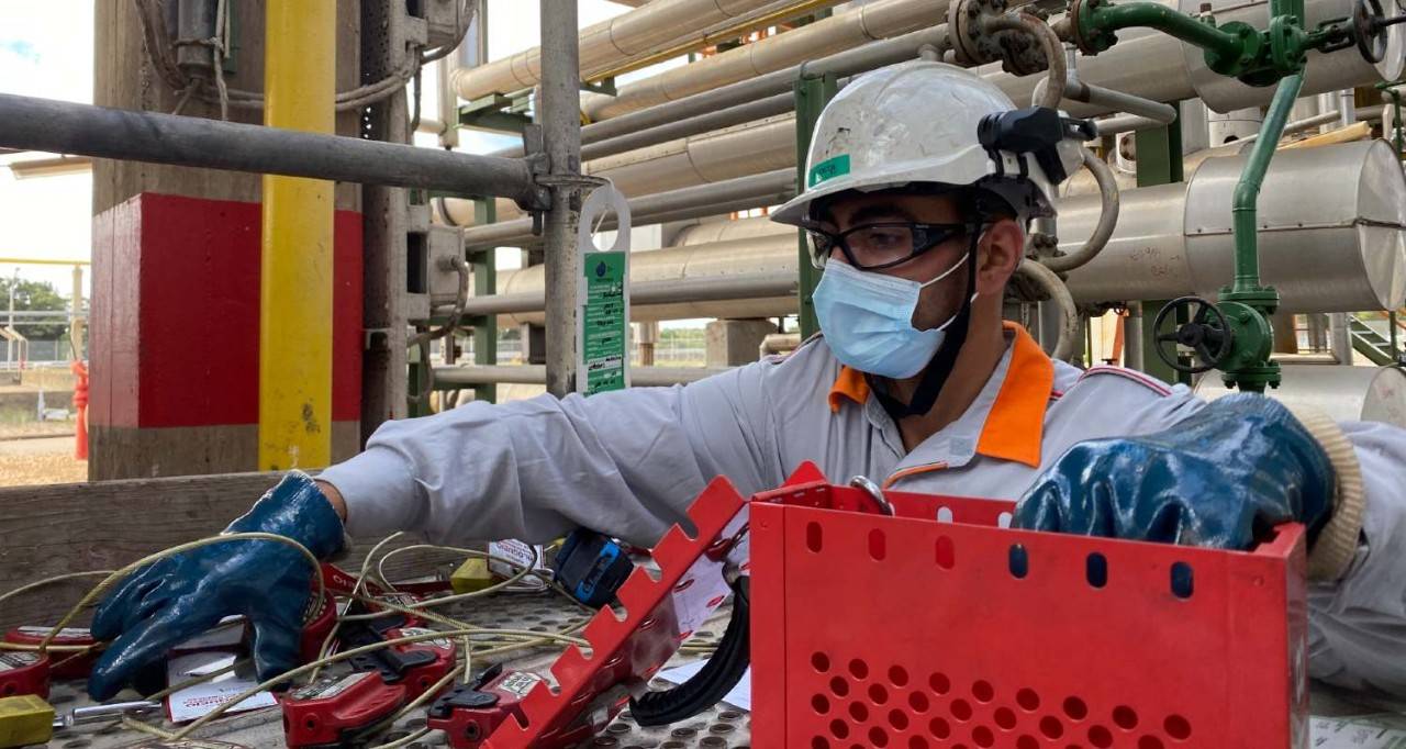 Un operario de la refinería trabajando