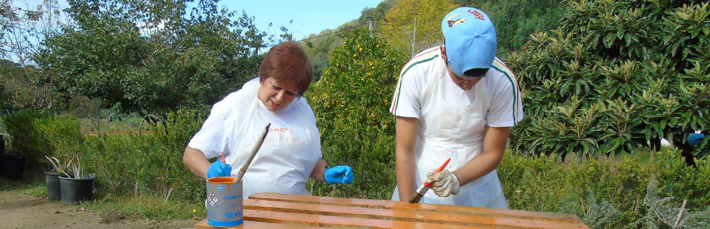 Dos personas trabajando sobre una pieza de madera